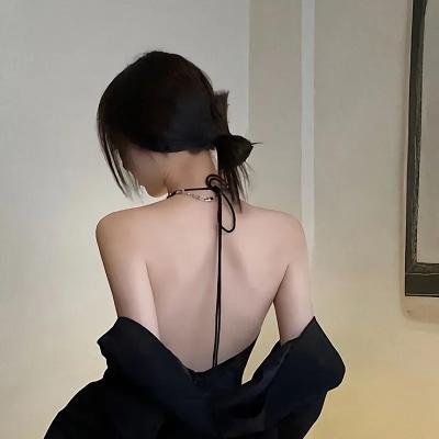 穿黄睡衣的女孩